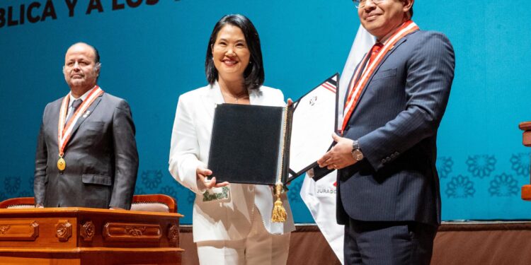 Keiko Fujimori asume presidencia peruana en medio desafíos