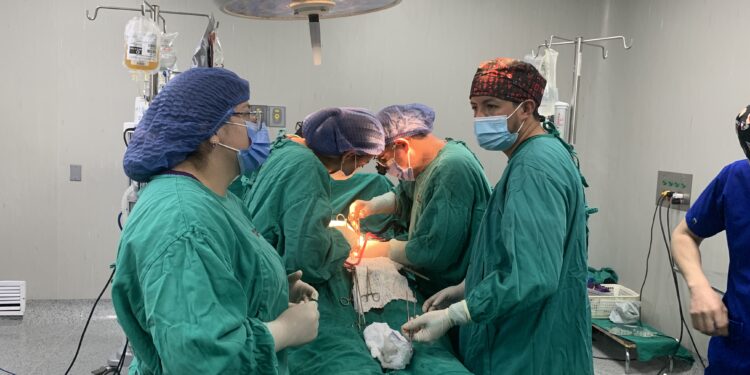 Gobierno del Ecuador impulsa atención oportuna que salva vidas: Hospital de Cuenca realizó exitosa cirugía vascular
