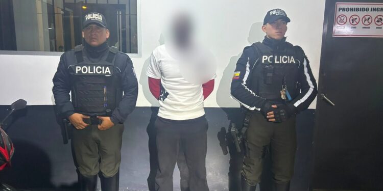 Policía Nacional ejecuta operativo contra el microtráfico y aprehende a un ciudadano con droga en Ambato
