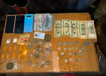 Dos aprehendidos, droga y billetes falsos decomisados durante operación militar en Baños.