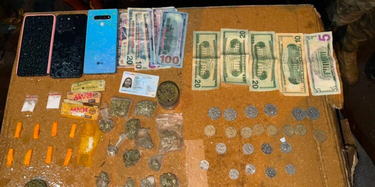 Dos aprehendidos, droga y billetes falsos decomisados durante operación militar en Baños.