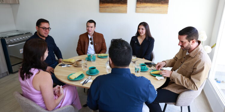 PRESIDENTE NOBOA RECORRE PROYECTO DE VIVIENDAS DE INTERÉS SOCIAL EN TERRAZAS DEL CHAMIZAL
