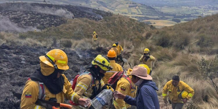 ¡Incendio controlado en Los Ilinizas tras ardua batalla!