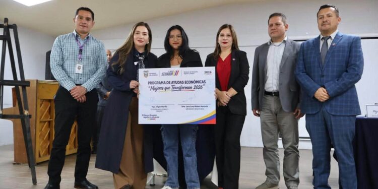 Más de 122 mujeres acceden a apoyo para continuar estudios