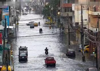 Intenso aguacero inunda Guayaquil y provoca deslizamientos en vía Perimetral
