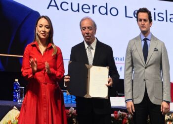 Asamblea Nacional reconoce trayectoria educativa y cultural del Dr. Nelson Carpio