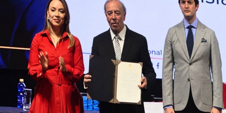 Asamblea Nacional reconoce trayectoria educativa y cultural del Dr. Nelson Carpio