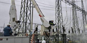 Ecuador prepara trabajos en la red eléctrica ante estiaje y efectos de El Niño