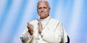 Vaticano confirma hospitalización de León XIV para intervención pulmonar