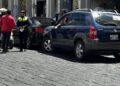 Presunto choque con fuga termina con taxista desmayada en el centro de Riobamba