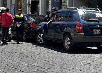 Presunto choque con fuga termina con taxista desmayada en el centro de Riobamba
