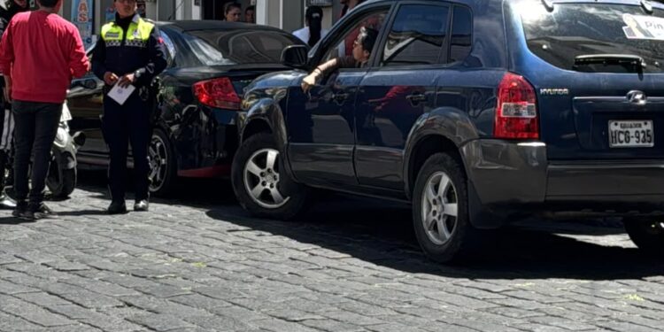 Presunto choque con fuga termina con taxista desmayada en el centro de Riobamba