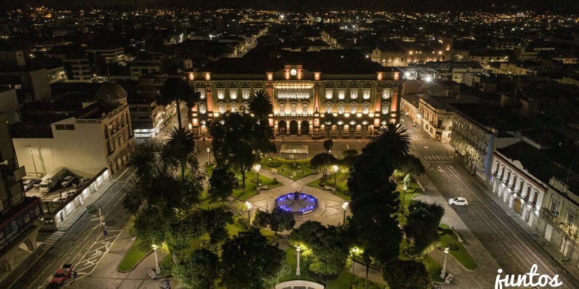 Riobamba ilumina y recupera sus espacios públicos